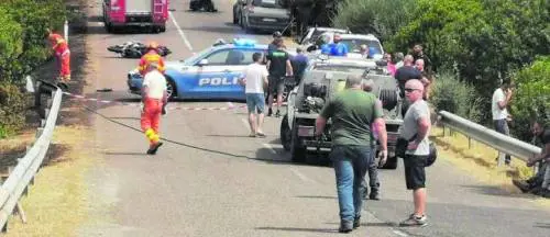 Tre amici motociclisti morti contro un'auto. Incendio dopo lo scontro