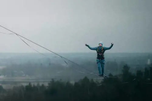 Un piede dopo l'altro su un cavo di 2 centimetri. L'equilibrio di Jaan per attraversare lo Stretto