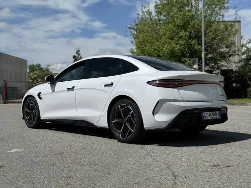 BYD Seal AWD Excellence: sfida a Tesla Model 3, il video in pillole