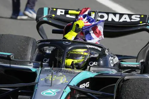 F1, battaglia a Silverstone, la spunta Hamilton su Verstappen. Sainz 5°, male Leclerc