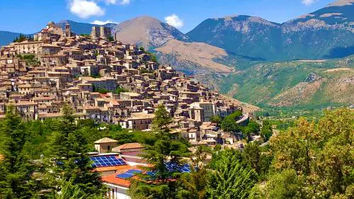 Peccioli, Maratea e Soave. I borghi conquistano i social