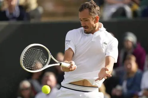 Wimbledon, Dimitrov si ritira per infortunio: Medvedev affronterà Sinner