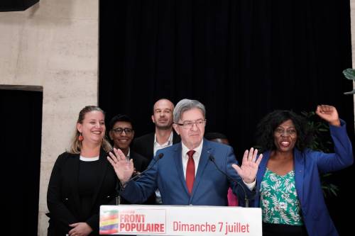 Francia, boom dell'estrema sinistra: "Governiamo noi". Le Pen fa flop e Attal si dimette