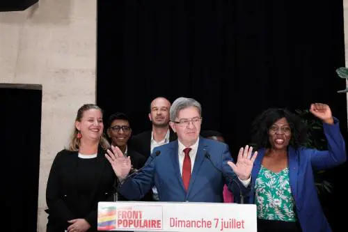 Francia, boom dell'estrema sinistra: "Governiamo noi". Le Pen fa flop e Attal si dimette