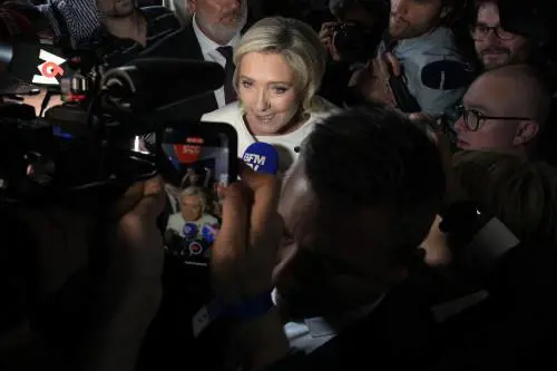 "Chiedono la mia morte politica". Lo sfogo di Le Pen dopo la richiesta di condanna