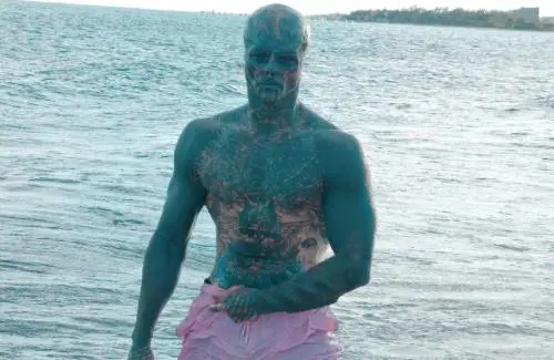 Black Alien, l'uomo che vuole assomigliare a un extraterrestre. L'incredibile trasformazione