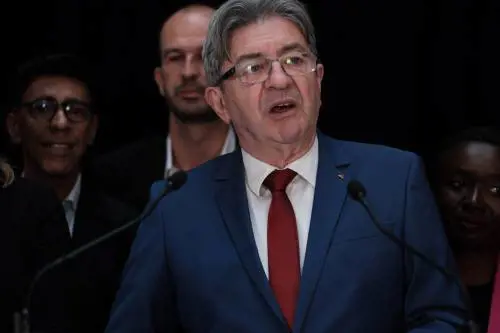 Mélenchon: "Il re s'inchini al Fronte". Le Pen: "Dal presidente circo indegno"