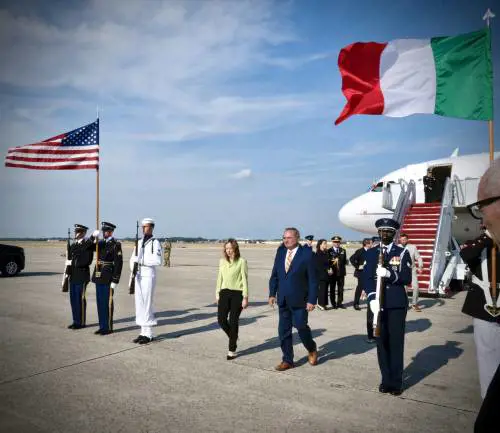 Meloni affonda Macron: "In Francia non ha vinto nessuno. Ora sono loro il Paese instabile"