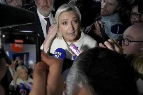 Affondo di Le Pen dopo la condanna: "Contro di noi bomba nucleare, non ci ruberanno le elezioni"