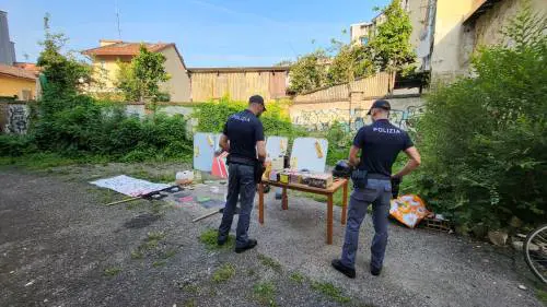 Torino, la polizia trova un arsenale nel centro sociale occupato