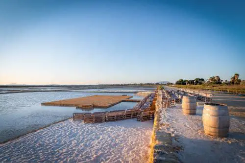 Il meraviglioso palco ecosostenibile a sfioro sul mare, fatto tufi, sale, legno che vedrà le performance dei numerosi artisti della rassegna “‘a Scurata Memorial Enrico Russo” 