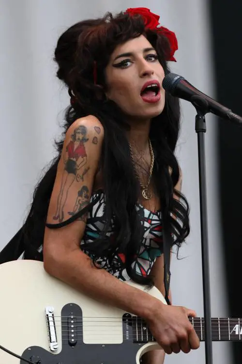 Black to Black, le dipendenze, il successo. Cosa uccise davvero Amy Winehouse
