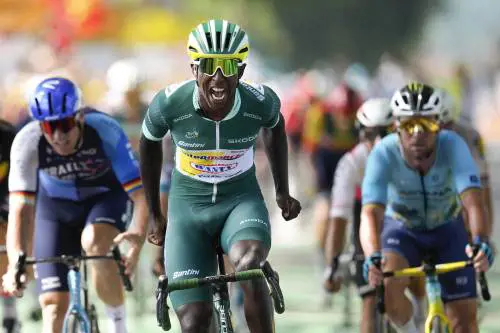 Tour, Roglic cade nel finale e perde più di 2 minuti: in volata vince ancora Girmay