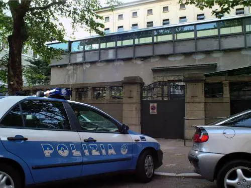 Rivolta nel carcere di Trieste: incendi e scontri tra detenuti e agenti penitenziari