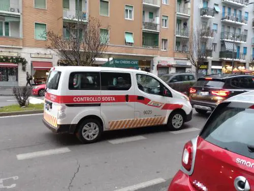 Attenzione all'"occhio di falco": quando rischi la multa anche se hai pagato il parcheggio 