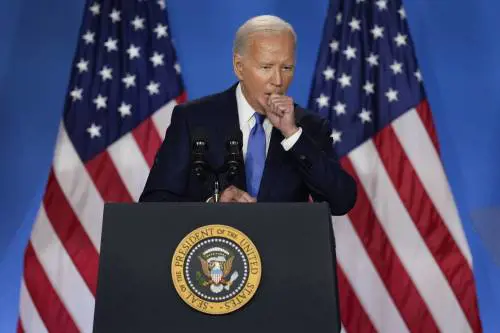 Dal dibattito flop contro Trump al ritiro: il mese da incubo di Biden