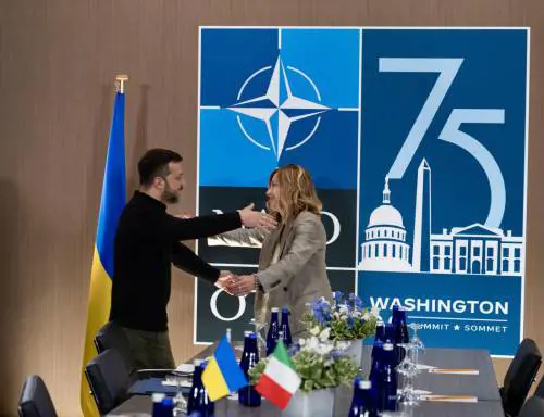 Meloni abbraccia Zelensky. "Fiera dell'invio di missili". La Lega: non sono difensivi