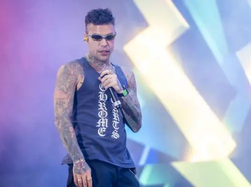 Fedez annulla tre date. Il chirurgo: "Basta accusarlo di abuso di sostanze"