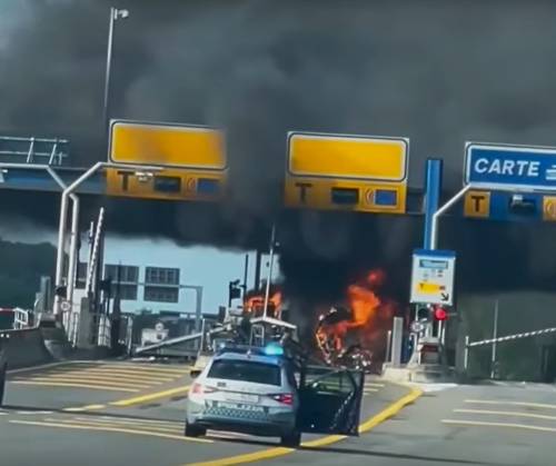 Lo schianto contro il casello e le fiamme. L'inferno a Gallarate, morto un 58enne