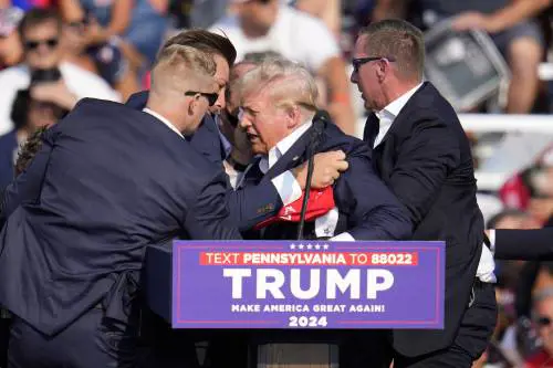 Trump a poche ore dall'attentato: "Restiamo uniti, il male non vincerà"