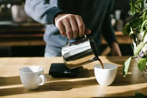 Bere il decaffeinato provoca il cancro? La verità dietro la bufala che spopola in rete