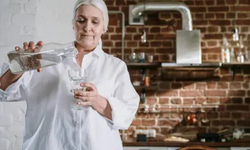 Over e ondata di caldo, attenzione alla disidratazione: tutte le soluzioni per affrontarla