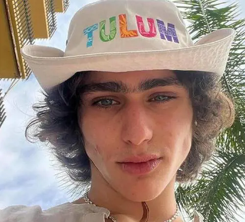 Foto con soldi e droga: Achille Costacurta tagga la madre poi chiude il profilo