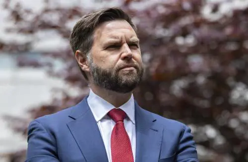 L'infanzia difficile, l'"Elegia americana" e la folgorazione a destra: chi è J.D. Vance
