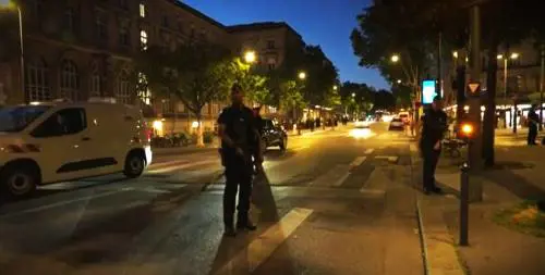 Choc in Francia, militare dell'antiterrorismo accoltellato a Parigi