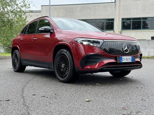 Mercedes EQA 300 4Matic: guarda la gallery del crossover elettrico premium