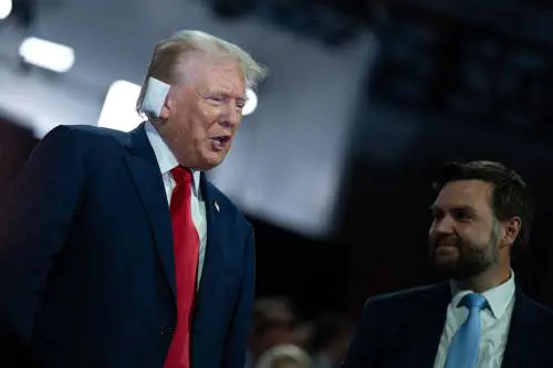La standing ovation, i cori, la benda: Trump infiamma la convention di Milwaukee