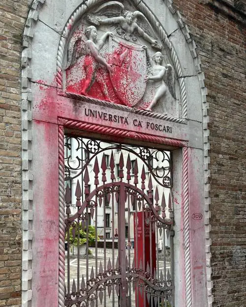 80mila euro di danni all'università Ca' Foscari: attivisti pro-Pal vandalizzano portale del XV secolo