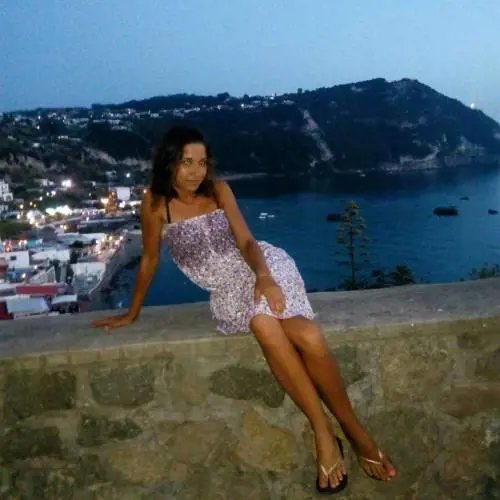 Donna trovata morta a Ischia, fermato il compagno. "Ore di agonia nel dirupo"