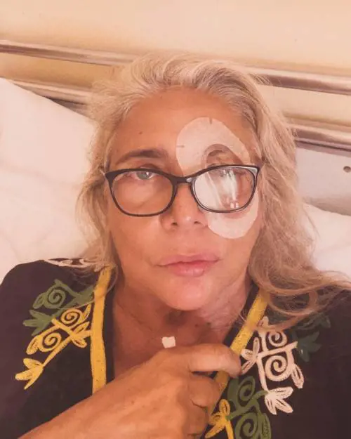 La foto con l'occhio bendato su IG, Mara Venier preoccupa i fan: "Mai tranquilla"