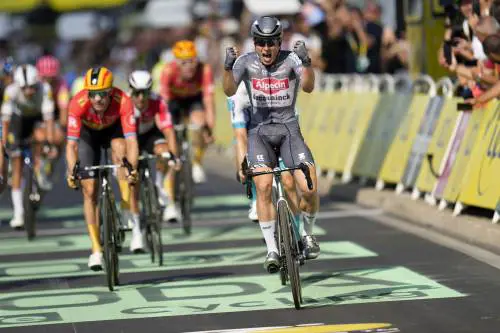 Tour, nella volata di Nimes domina Philipsen: Girmay a terra, Pogacar in giallo