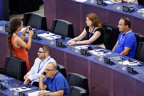 Carola lascia, Salis non si schioda