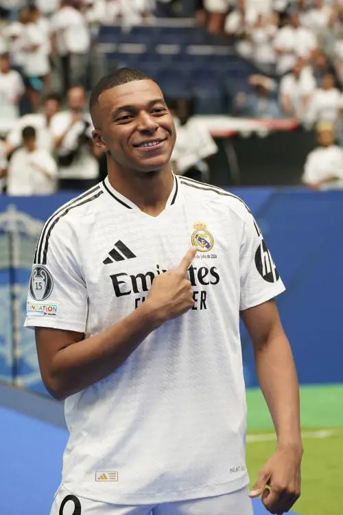 Mbappé il pallone non è d'oro, oscurato tra due ere