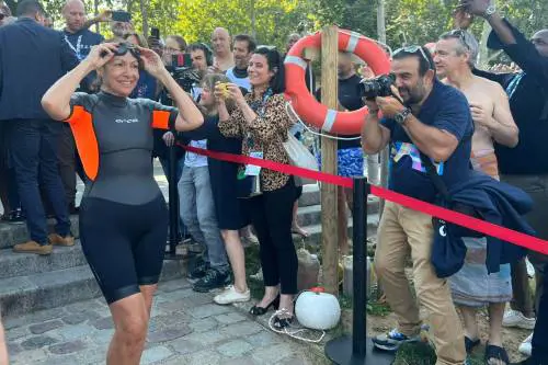 La sindaca Hidalgo sfida batteri e inquinamento: bagno nella Senna in vista dell'Olimpiade