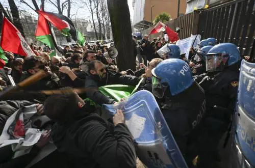 Così i pro Palestina hanno assaltato la polizia