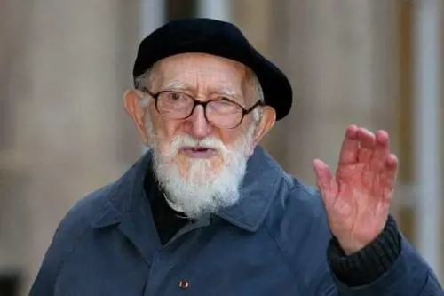 Choc in Francia, il sacerdote fondatore di Emmaüs accusato di molestie sessuali