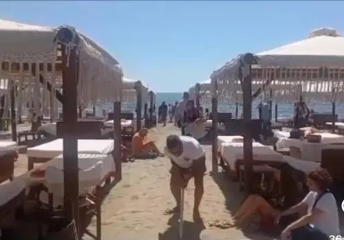 Concessioni balneari, gli attivisti occupano gli stabilimenti con la "presa della battigia"