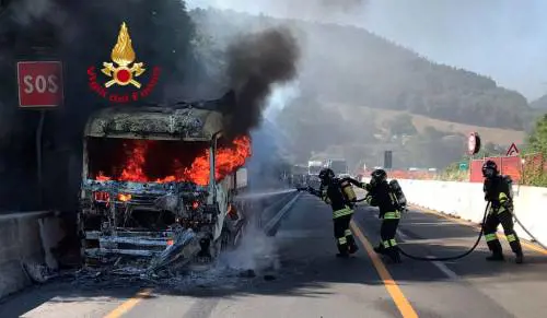 Incendio di un camion in A1, traffico in tilt tra Firenze e Mugello