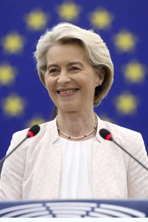 Von der Leyen rieletta presidente della Commissione Ue. Sì di Verdi e FI ma FdI vota contro