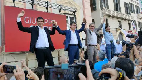 La sinistra riempie mezza piazza per chiedere le dimissioni di Toti