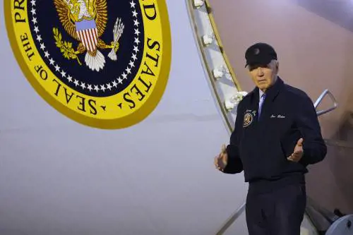 I sondaggi mostrati da Pelosi e la "sfiducia" di Obama: le ore decisive per Biden. "Il ritiro? Entro il weekend"
