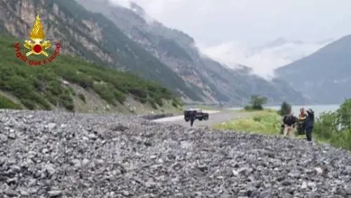 La "bomba d'acqua" e poi la frana: automobilisti bloccati in galleria a Livigno