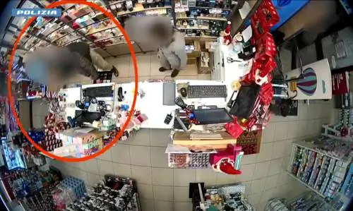 Le minacce con le forbici e le rapine in serie: preso il rapinatore di Milano