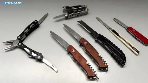 Passa la frontiera con 7 coltelli: serbo arrestato a Como