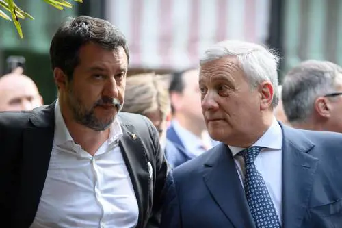Tajani: "Non servono sfasciacarrozze". Salvini: "No al riarmo"