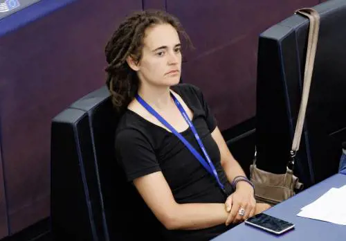 "Scelta per spirito collettivo". Carola Rackete si dimette da eurodeputata